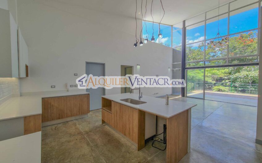 Casa contemporánea independiente con 937 m2 lote en Santa Ana Piedades