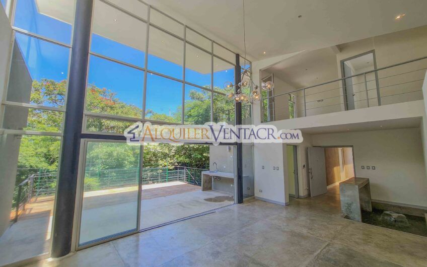 Casa contemporánea independiente con 937 m2 lote en Santa Ana Piedades