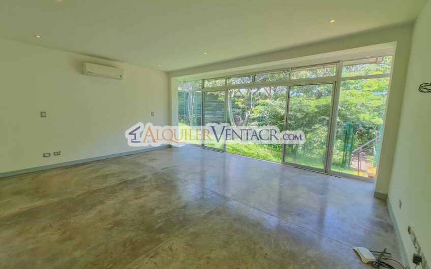 Casa contemporánea independiente con 937 m2 lote en Santa Ana Piedades