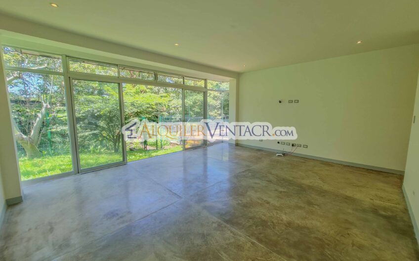 Casa contemporánea independiente con 937 m2 lote en Santa Ana Piedades