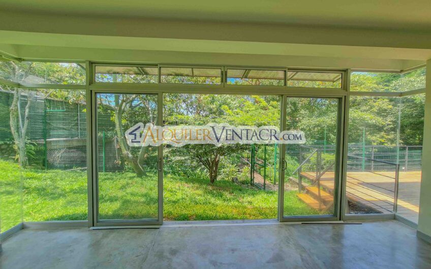 Casa contemporánea independiente con 937 m2 lote en Santa Ana Piedades