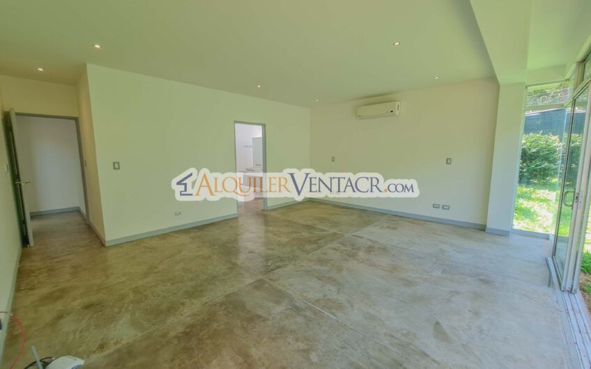 Casa contemporánea independiente con 937 m2 lote en Santa Ana Piedades