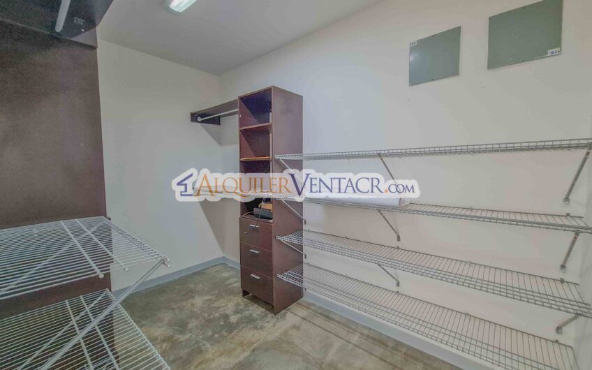 Casa contemporánea independiente con 937 m2 lote en Santa Ana Piedades