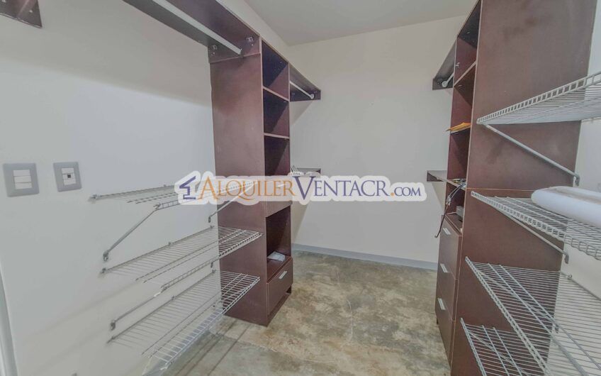 Casa contemporánea independiente con 937 m2 lote en Santa Ana Piedades