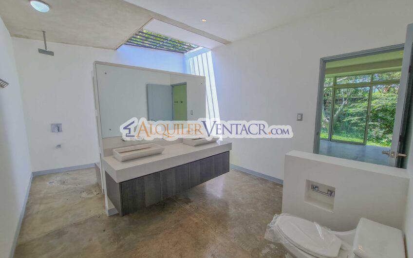 Casa contemporánea independiente con 937 m2 lote en Santa Ana Piedades