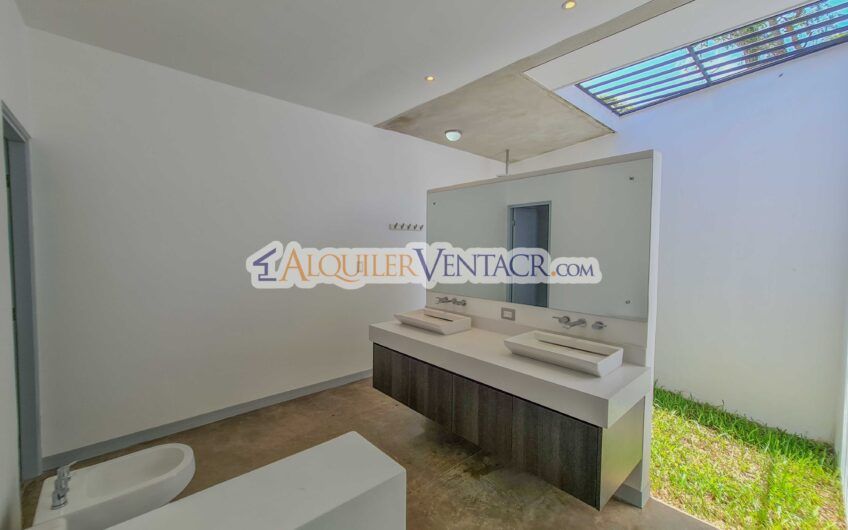 Casa contemporánea independiente con 937 m2 lote en Santa Ana Piedades