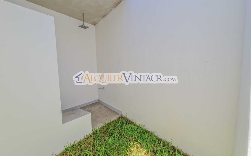 Casa contemporánea independiente con 937 m2 lote en Santa Ana Piedades