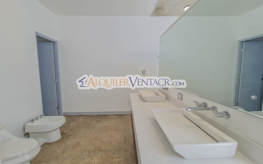 Casa contemporánea independiente con 937 m2 lote en Santa Ana Piedades