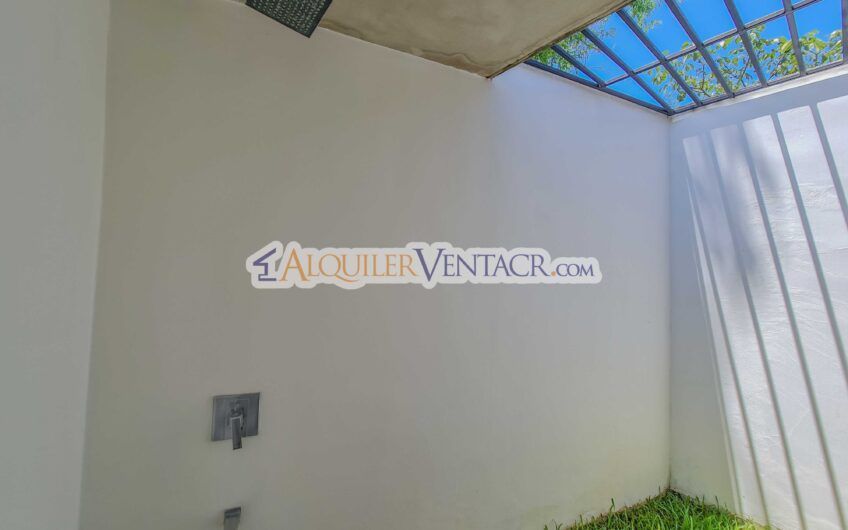 Casa contemporánea independiente con 937 m2 lote en Santa Ana Piedades