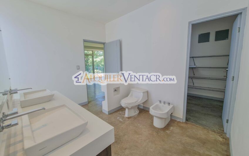 Casa contemporánea independiente con 937 m2 lote en Santa Ana Piedades