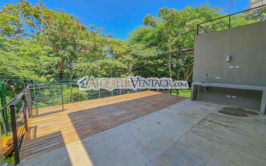 Casa contemporánea independiente con 937 m2 lote en Santa Ana Piedades