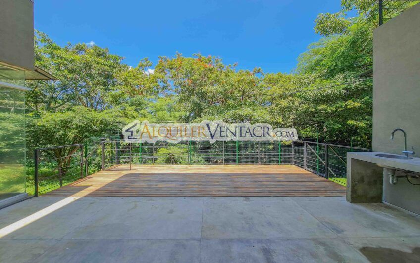 Casa contemporánea independiente con 937 m2 lote en Santa Ana Piedades