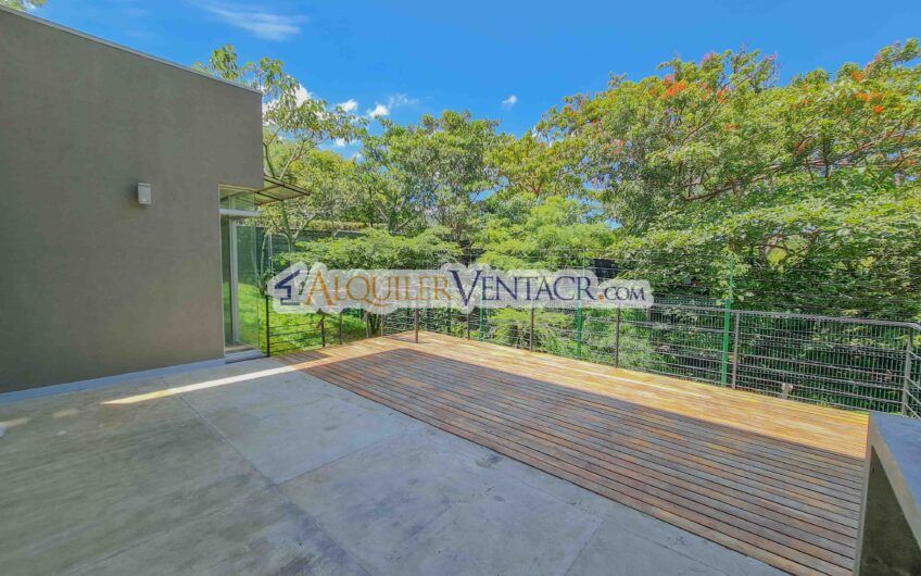 Casa contemporánea independiente con 937 m2 lote en Santa Ana Piedades