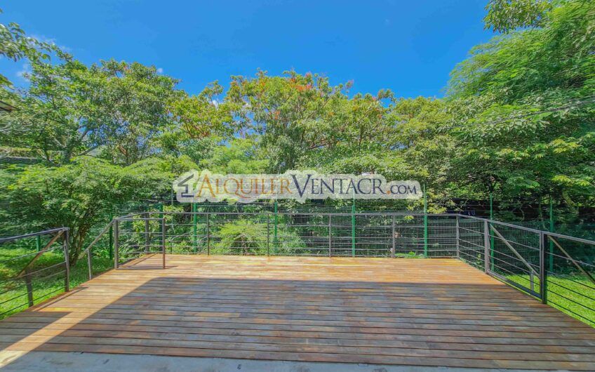 Casa contemporánea independiente con 937 m2 lote en Santa Ana Piedades