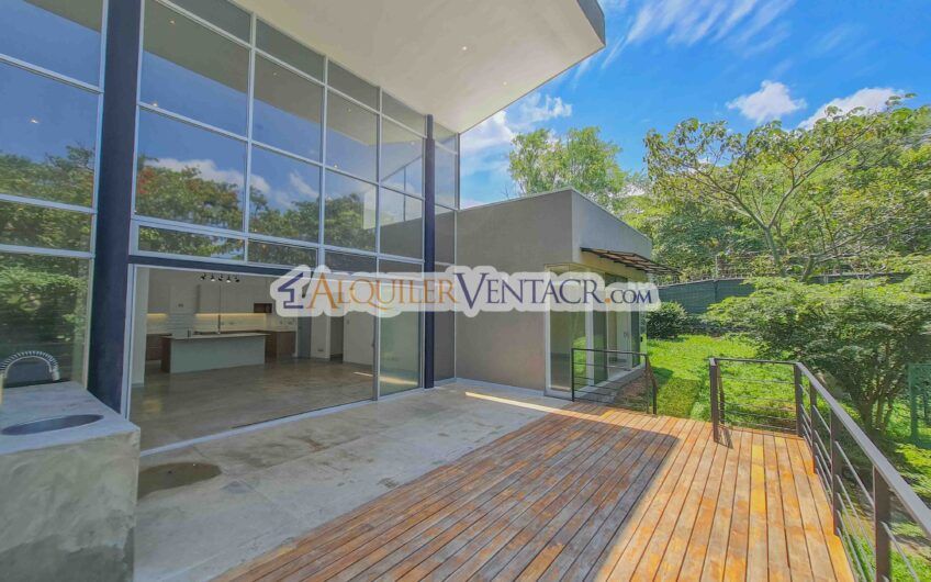 Casa contemporánea independiente con 937 m2 lote en Santa Ana Piedades