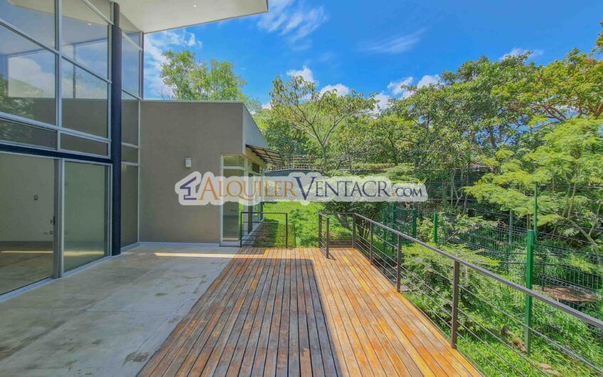 Casa contemporánea independiente con 937 m2 lote en Santa Ana Piedades