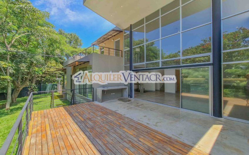 Casa contemporánea independiente con 937 m2 lote en Santa Ana Piedades