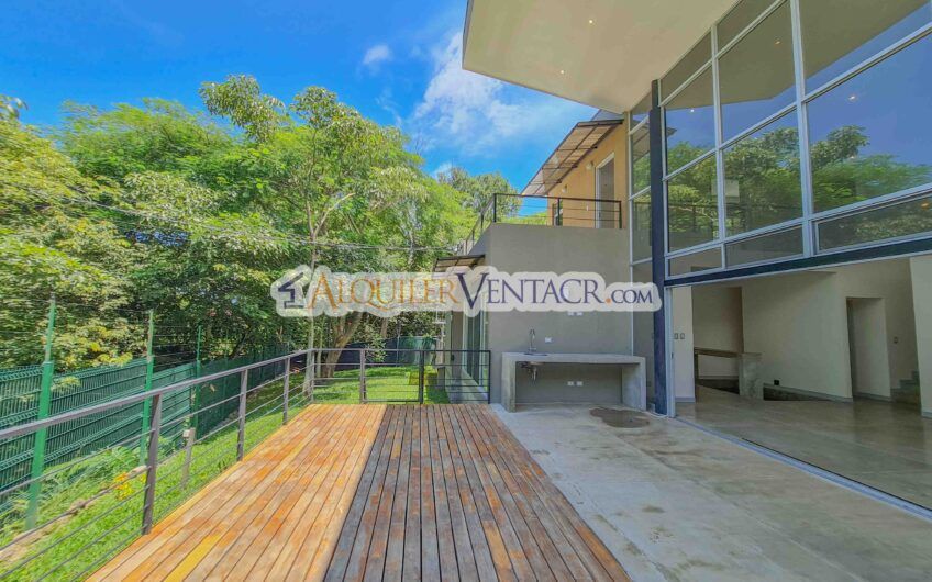 Casa contemporánea independiente con 937 m2 lote en Santa Ana Piedades