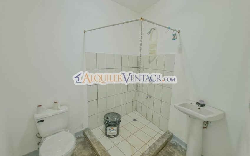 Casa contemporánea independiente con 937 m2 lote en Santa Ana Piedades