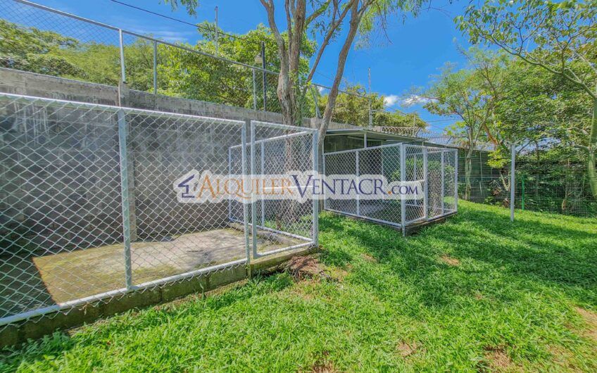 Casa contemporánea independiente con 937 m2 lote en Santa Ana Piedades