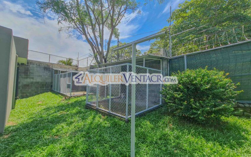 Casa contemporánea independiente con 937 m2 lote en Santa Ana Piedades