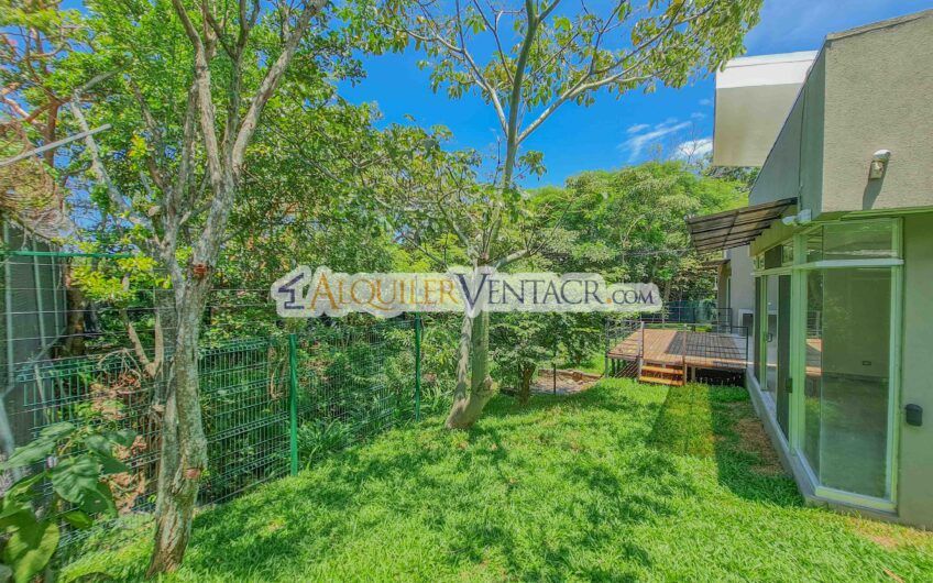 Casa contemporánea independiente con 937 m2 lote en Santa Ana Piedades