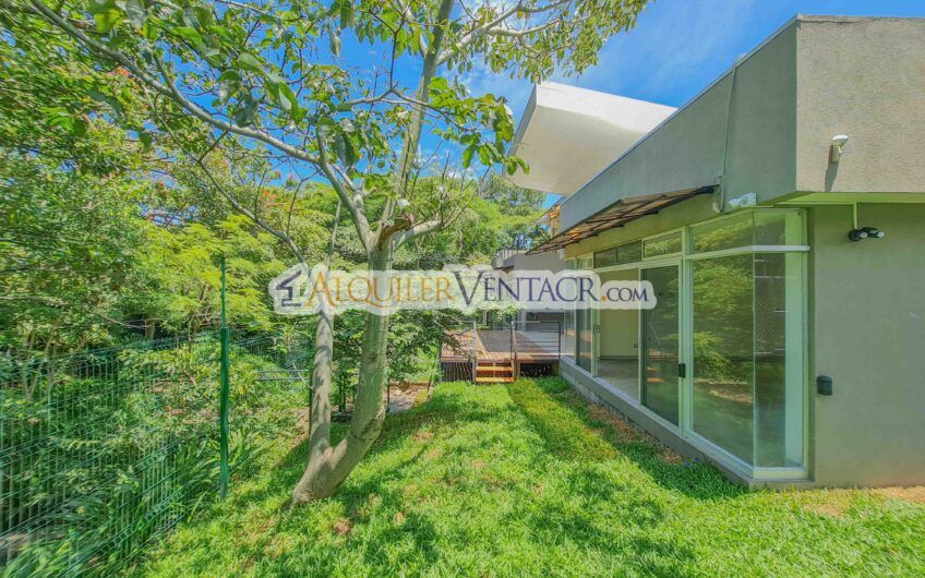 Casa contemporánea independiente con 937 m2 lote en Santa Ana Piedades