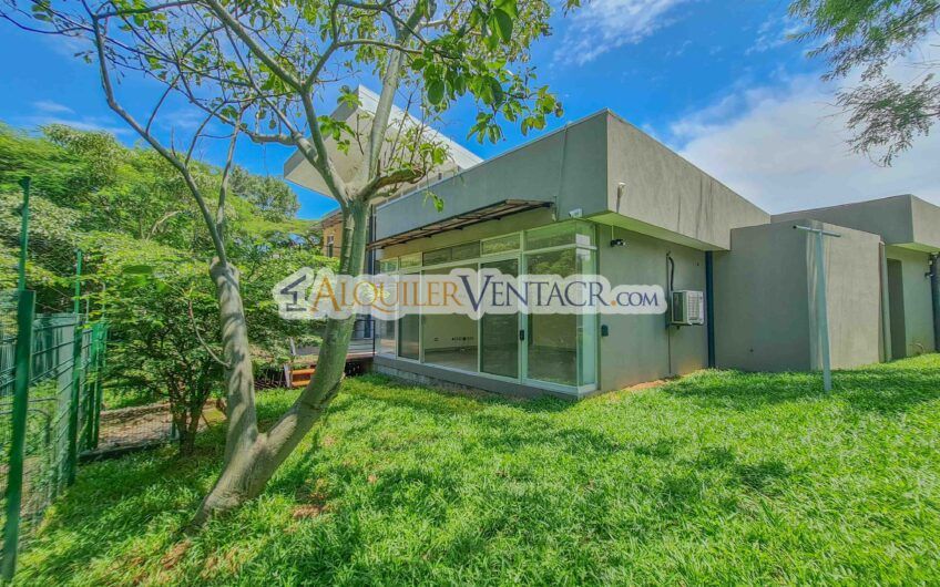 Casa contemporánea independiente con 937 m2 lote en Santa Ana Piedades