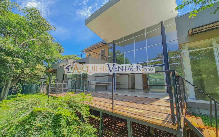 Casa contemporánea independiente con 937 m2 lote en Santa Ana Piedades