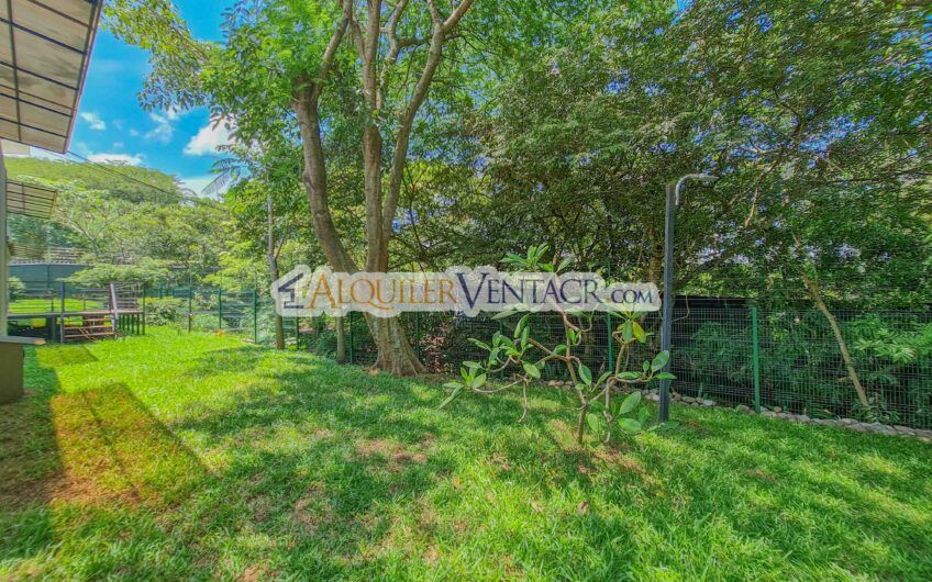 Casa contemporánea independiente con 937 m2 lote en Santa Ana Piedades