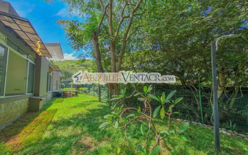 Casa contemporánea independiente con 937 m2 lote en Santa Ana Piedades