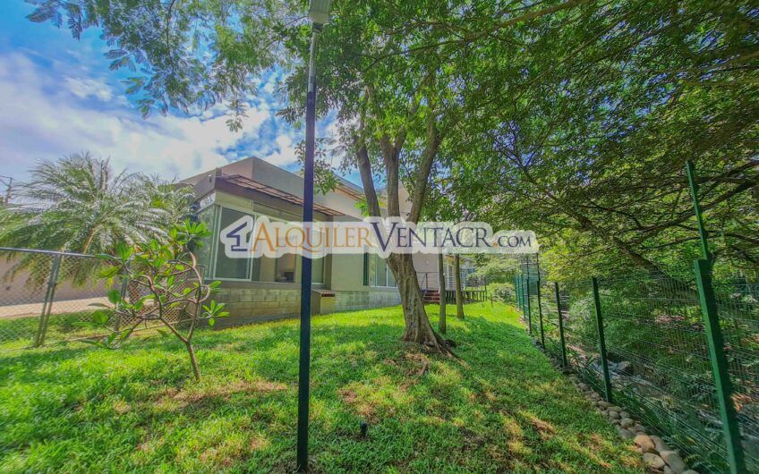 Casa contemporánea independiente con 937 m2 lote en Santa Ana Piedades