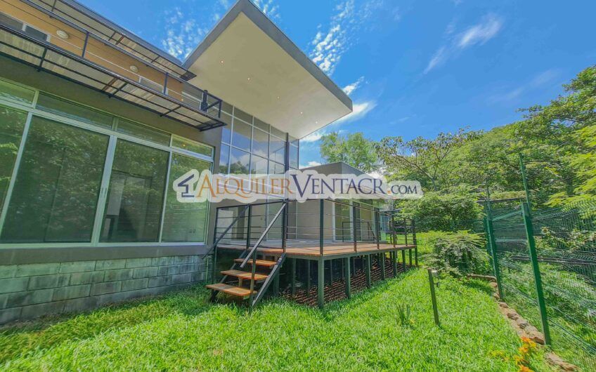 Casa contemporánea independiente con 937 m2 lote en Santa Ana Piedades