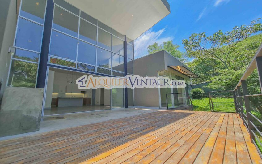 Casa contemporánea independiente con 937 m2 lote en Santa Ana Piedades