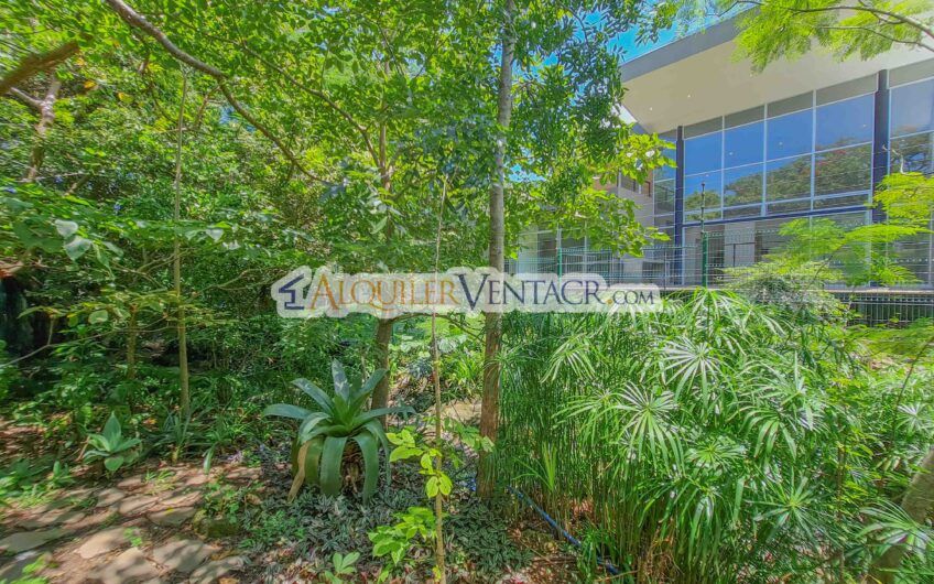 Casa contemporánea independiente con 937 m2 lote en Santa Ana Piedades