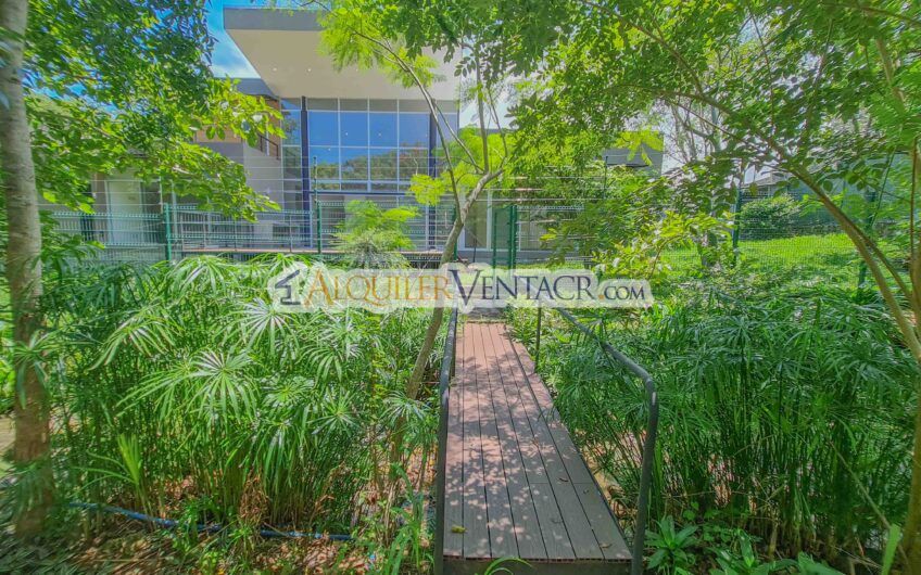 Casa contemporánea independiente con 937 m2 lote en Santa Ana Piedades