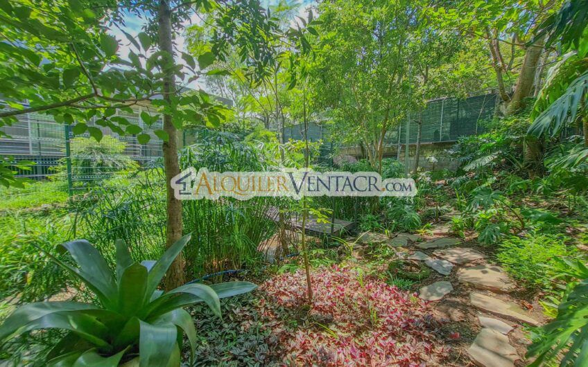 Casa contemporánea independiente con 937 m2 lote en Santa Ana Piedades