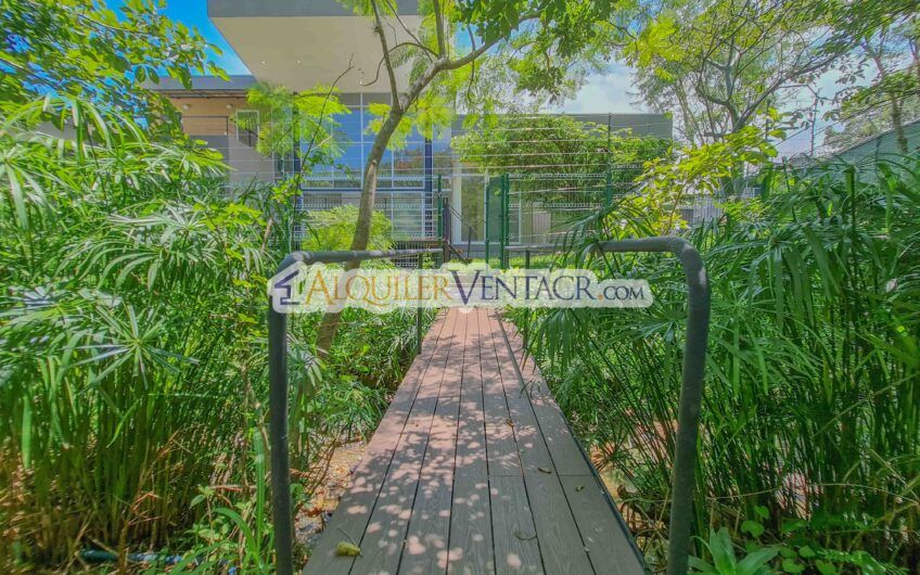 Casa contemporánea independiente con 937 m2 lote en Santa Ana Piedades