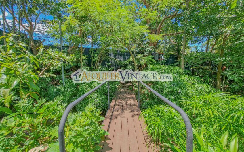 Casa contemporánea independiente con 937 m2 lote en Santa Ana Piedades