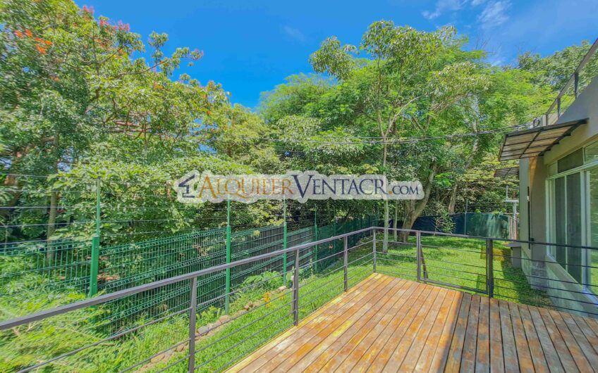 Casa contemporánea independiente con 937 m2 lote en Santa Ana Piedades