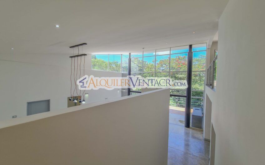 Casa contemporánea independiente con 937 m2 lote en Santa Ana Piedades