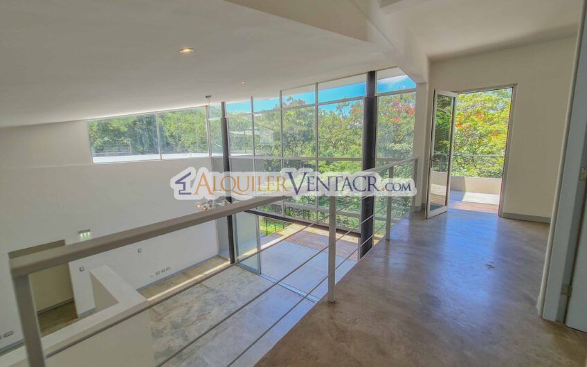 Casa contemporánea independiente con 937 m2 lote en Santa Ana Piedades