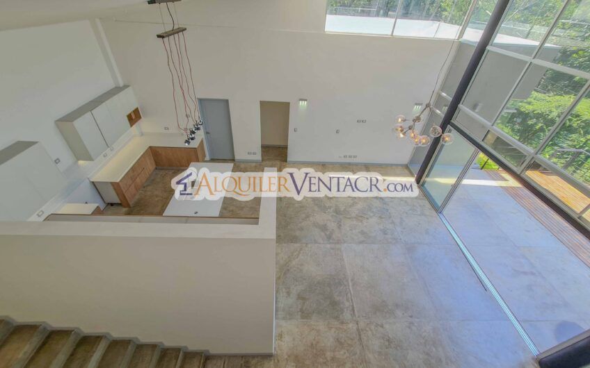 Casa contemporánea independiente con 937 m2 lote en Santa Ana Piedades