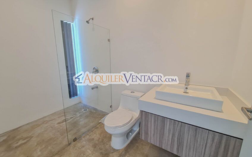 Casa contemporánea independiente con 937 m2 lote en Santa Ana Piedades