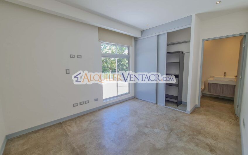 Casa contemporánea independiente con 937 m2 lote en Santa Ana Piedades