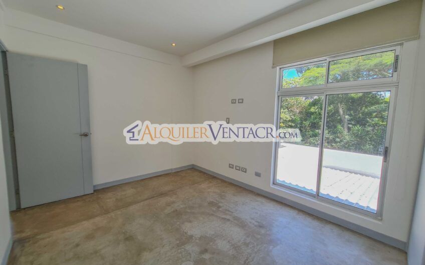 Casa contemporánea independiente con 937 m2 lote en Santa Ana Piedades