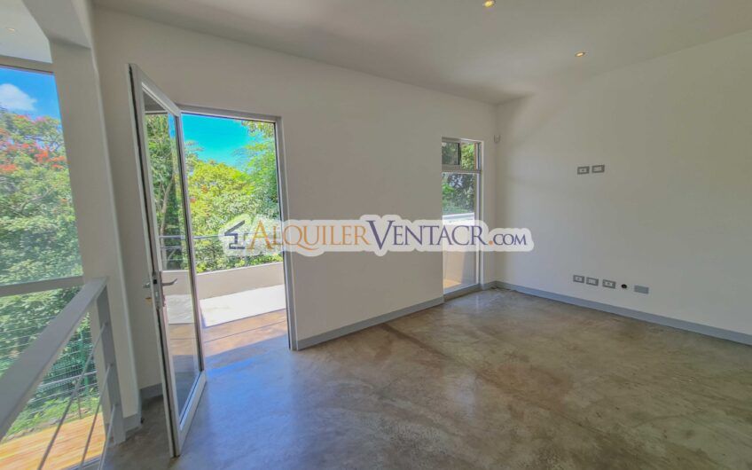 Casa contemporánea independiente con 937 m2 lote en Santa Ana Piedades