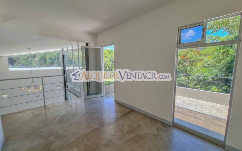 Casa contemporánea independiente con 937 m2 lote en Santa Ana Piedades