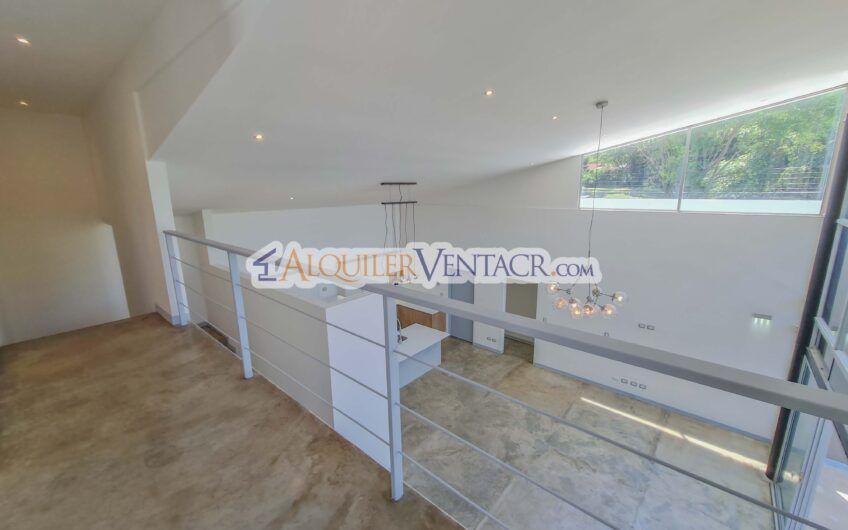 Casa contemporánea independiente con 937 m2 lote en Santa Ana Piedades