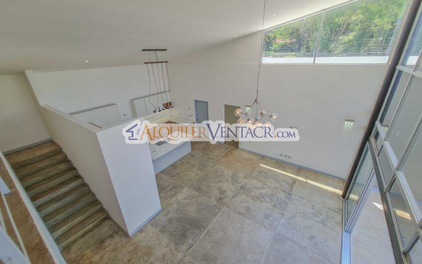 Casa contemporánea independiente con 937 m2 lote en Santa Ana Piedades